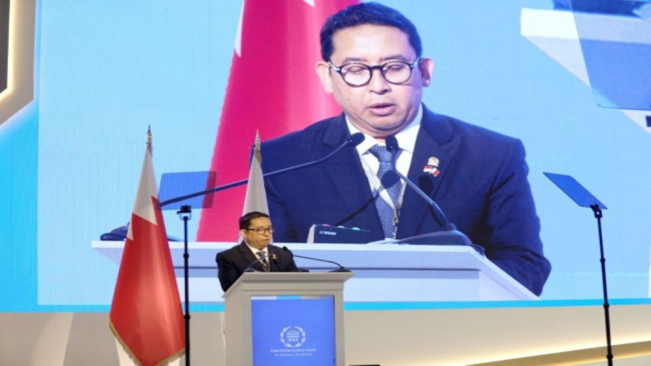 Ketua BKSAP DPR RI Fadli Zon saat sesi penyampaian pandangan terkait 'Emergency Item' di Sidang IPU 146 di Manama, Bahrain, Selasa (13/3/2023). (Ist/nr)