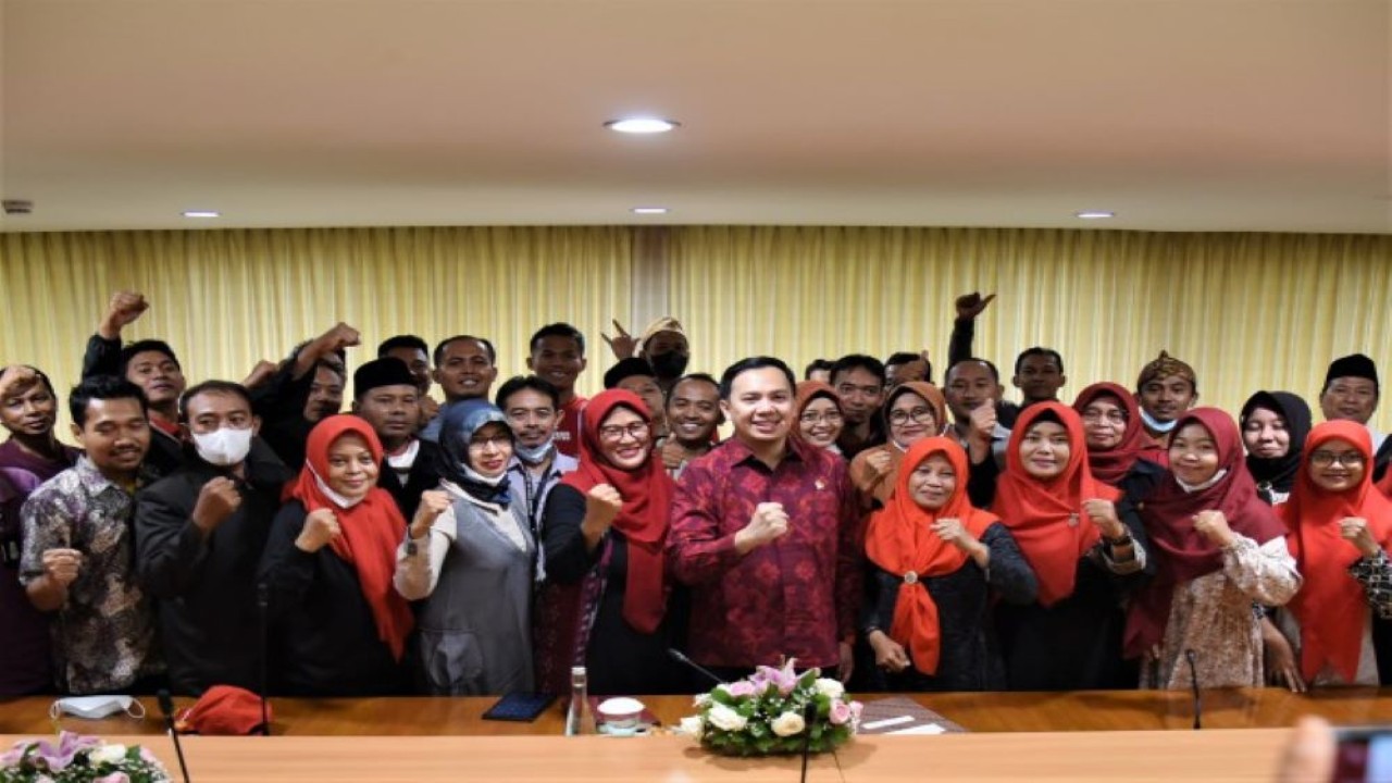 Anggota Komisi III DPR RI RI Gilang Dhiela Fararez foto bersama usai menerima audiensi Persatuan Guru Swasta Indonesia di Gedung DPR RI, Senayan, Jakarta, Senin (20/3/2023). (Devi/Man)