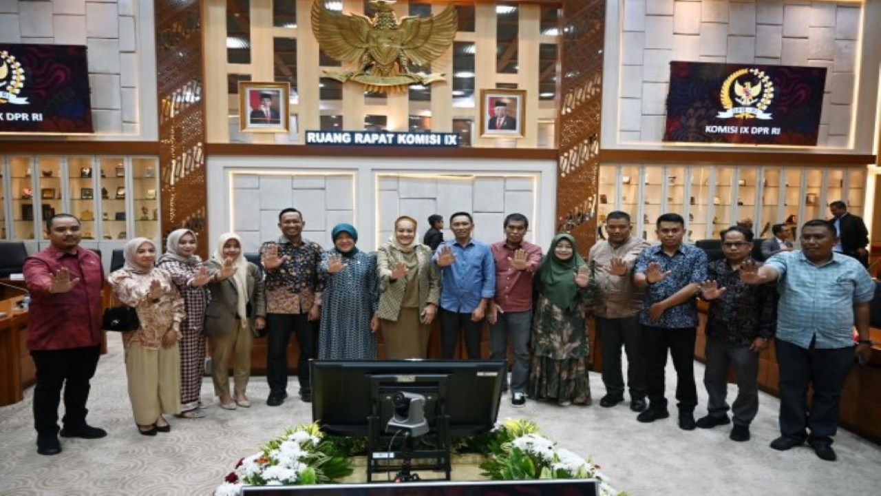 Anggota Komisi IX DPR RI Hasnah Syam foto bersama usai menerima audiensi DPRD Kabupaten Barru di Kompleks Parlemen, Senayan, Jakarta, Selasa (21/3/2023). Turut hadir dalam audiensi Anggota Komisi IX DPR RI Wenny Haryanto (F-Golkar). (Prima/Man)