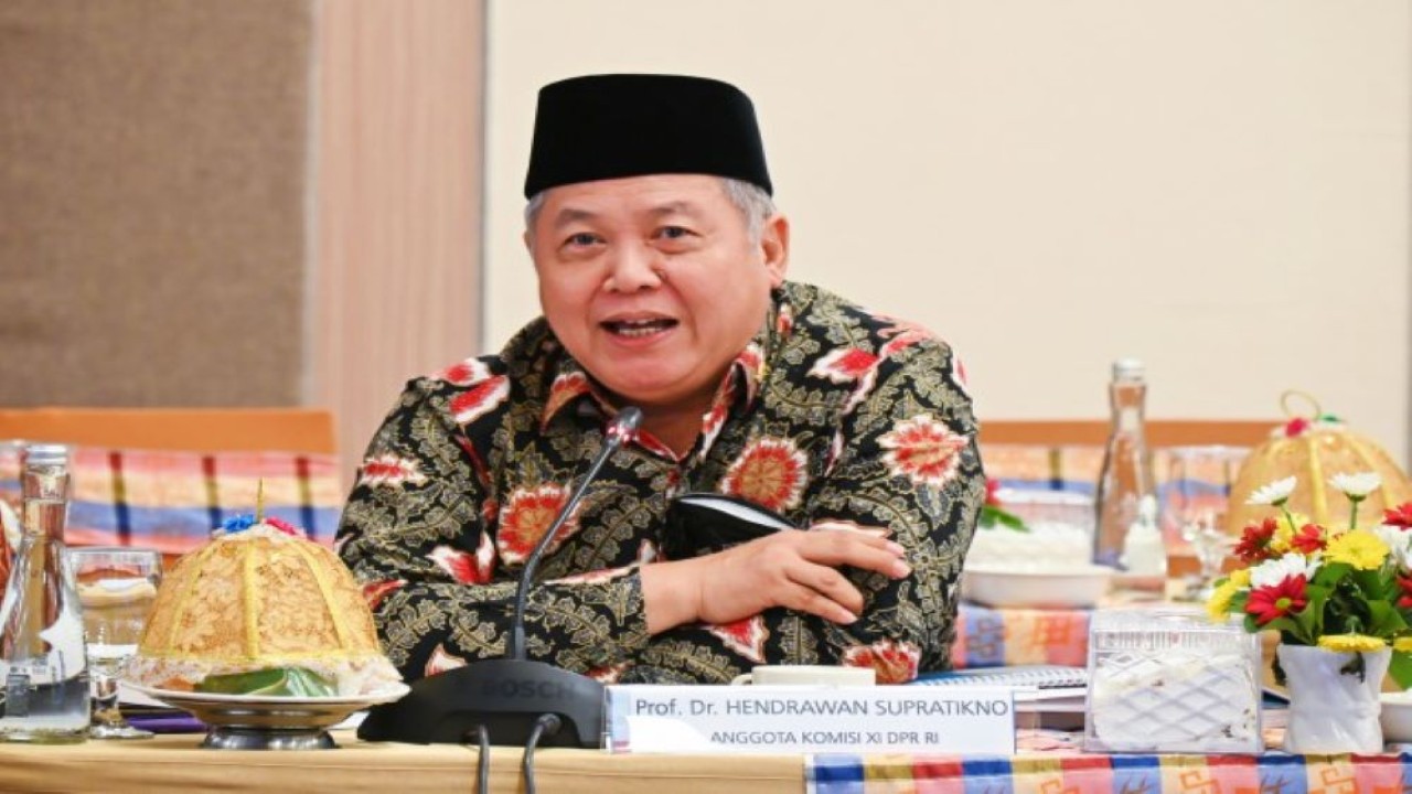 Anggota komisi XI DPR RI Hendrawan Supratikno saat mengikuti pertemuan Kunjungan Kerja Reses Komisi XI DPR RI ke Kota Makassar, Sulawesi Selatan, Sabtu (4/3/2023). (Mentari/nr)