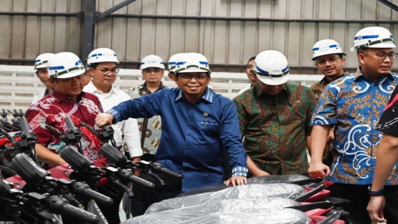 Anggota Komisi VI DPR RI Herman Khaeron saat mengikuti Kunspek Panja Transisi Energi ke Listrik Komisi VI DPR RI ke PT WIKA Industri Manufaktur (WIMA) di Cileungsi, Bogor, Jawa Barat, Kamis (16/3/2023). (Jiwa/nr)