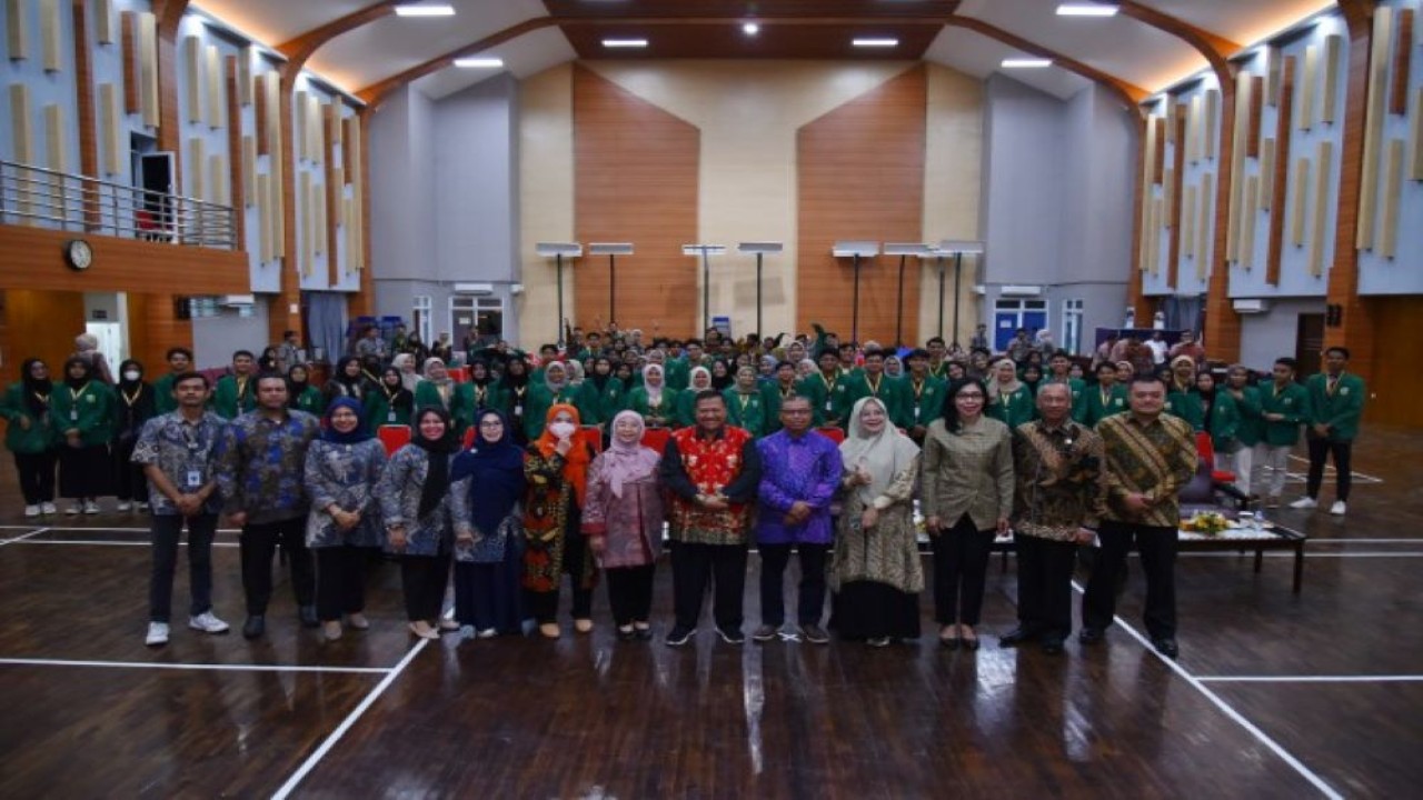 Anggota Komisi IV DPR RI Hermanto foto bersama usai membuka acara Parlemen Kampus 2023 yang diselenggarakan oleh Biro Protokol dan Humas, Sekretariat Jenderal DPR RI, di Padang, Sumatera Barat, Rabu (15/3/2023). (Eno/Man)