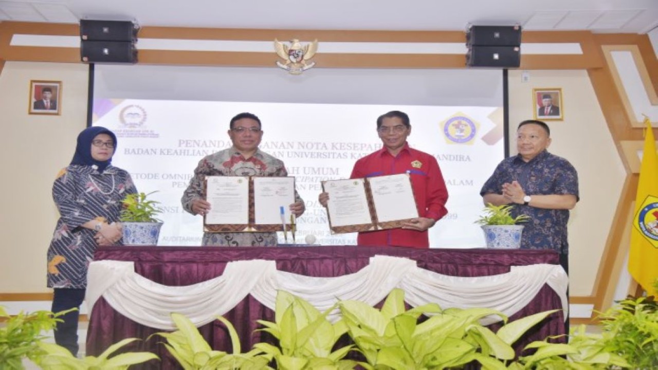 Kepala Badan Keahlian DPR RI Inosentius Samsul usai melakukan penandatanganan MoU dengan Universitas Widya Mandira bersama Rektor Unwira Kupang Philipus Tule di Gedung Unwira, Kupang, NTT. (Munchen/nr)