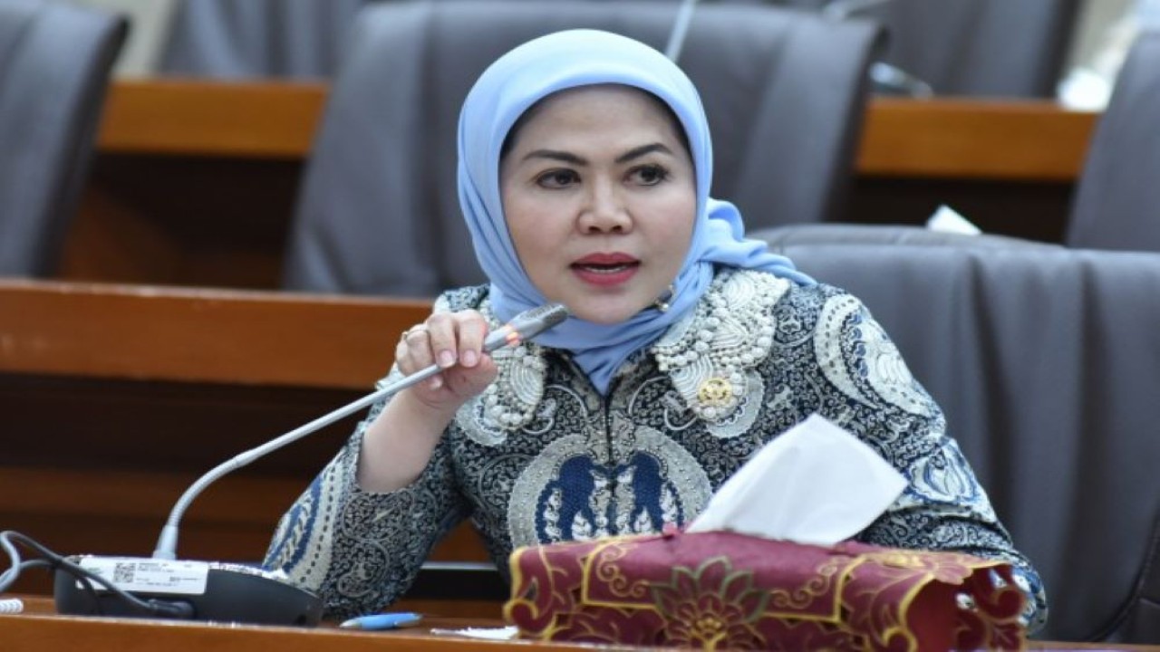 Anggota Komisi VI DPR RI Intan Fauzi saat mengikuti Rapat Dengar Pendapat Komisi VI DPR RI dengan Direktur Utama PT Sarinah di Ruang Rapat Komisi VI, DPR RI, Senayan, Jakarta, Selasa (21/03/23). (Oji/nr)