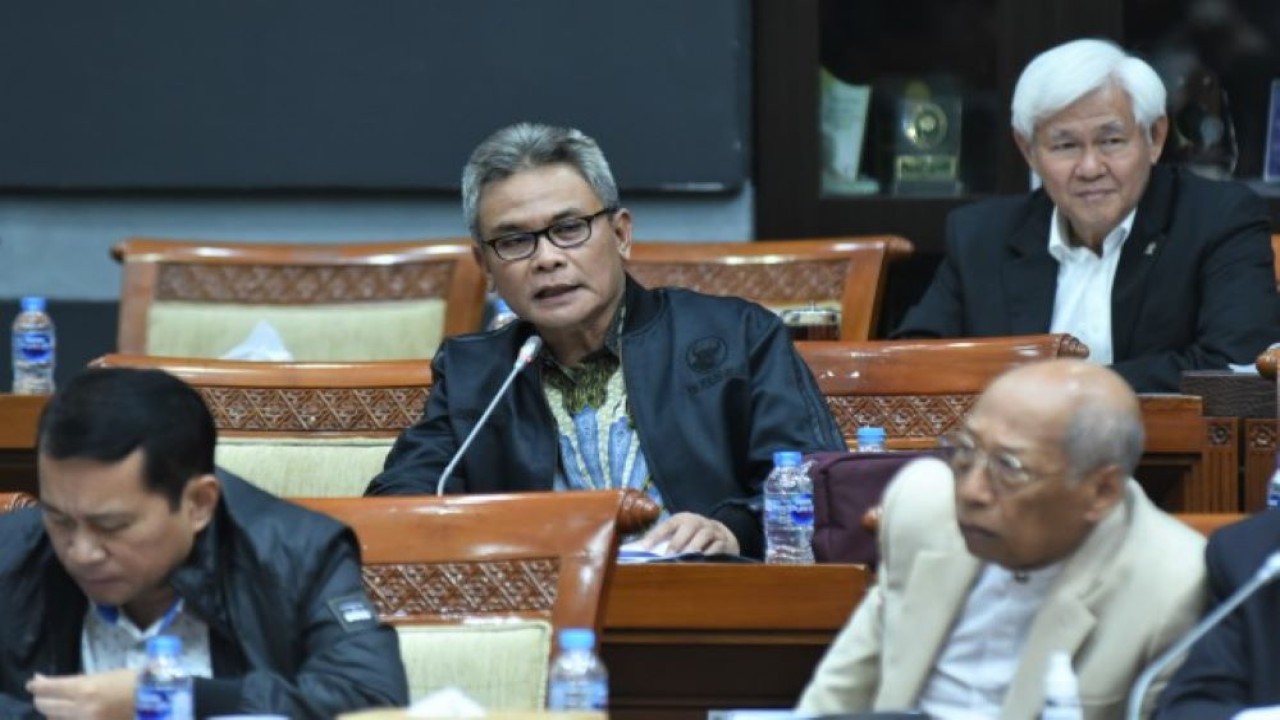 Anggota Komisi III DPR RI Johan Budi SP pada sesi tanya jawab di Ruang Rapat Komisi III DPR RI, Nusantara II DPR RI, Senayan, Jakarta, Rabu (29/3/2023). (Jaka/Man)