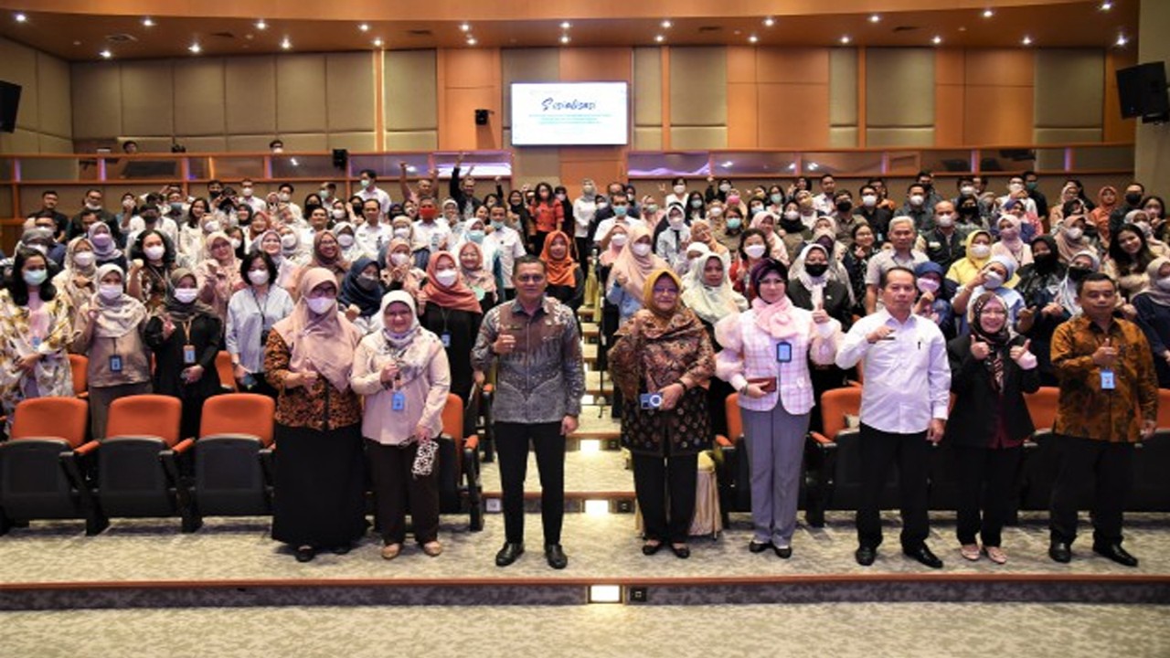 Kepala Biro SDMA Sekretariat Jenderal (Setjen) DPR RI Asep Ahmad Saefuloh foto bersama setelah agenda sosialisasi di Ruang Abdul Muis, Gedung Nusantara, Senayan, Jakarta, Rabu (15/3/2023). Foto: Devi/Man