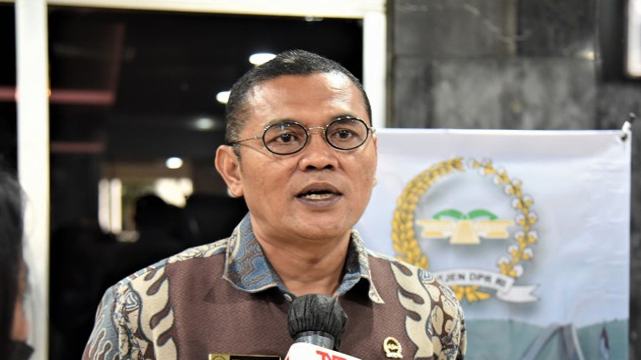 Kepala Biro Sumber Daya Manusia Aparatur (SDMA) DPR RI, Asep Ahmad Saefulloh usai membuka dan memberi sambutan dalam acara Orientasi Tenaga Ahli DPR RI, Gedung DPR RI, Senayan, Jakarta, Rabu (15/03/2023). Foto: Devi/Man