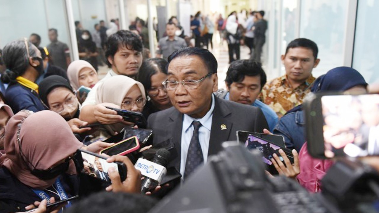 Ketua Komisi III DPR Bambang Wuryanto saat diwawancarai awak media di Nusantara II , Senayan, Jakarta, Selasa (28/3/2023). Foto: Jaka/nr