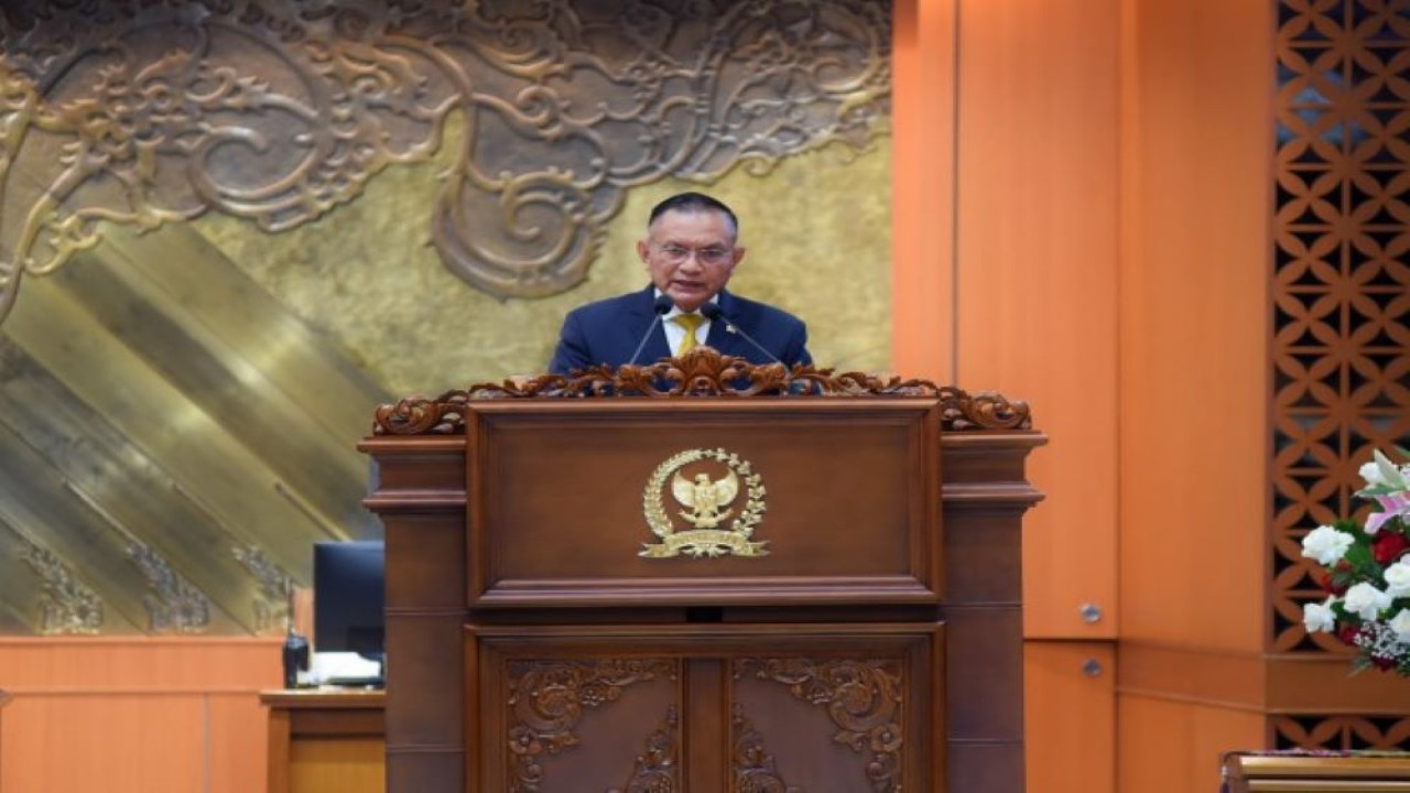 Wakil Ketua DPR RI Lodewijk F. Paulus saat beripidato pada Rapat Paripurna Masa Persidangan IV Tahun Sidang 2022-2023 di Gedung Nusantara II, Senayan, Jakarta, Selasa (14/3/2023). (Runi/nr)