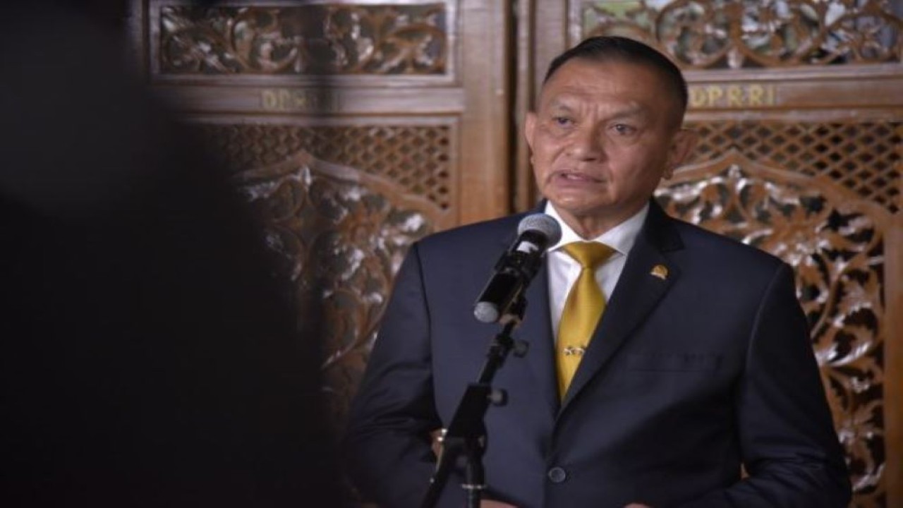 Wakil Ketua DPR RI Lodewijk Freidrich Paulus saat konferensi pers usai Rapat Paripurna DPR RI ke-18 Masa Persidangan IV Tahun Sidang 2022-2023, di Nusantara II, DPR RI, Senayan, Selasa (14/3/2023). (Munchen/nr)