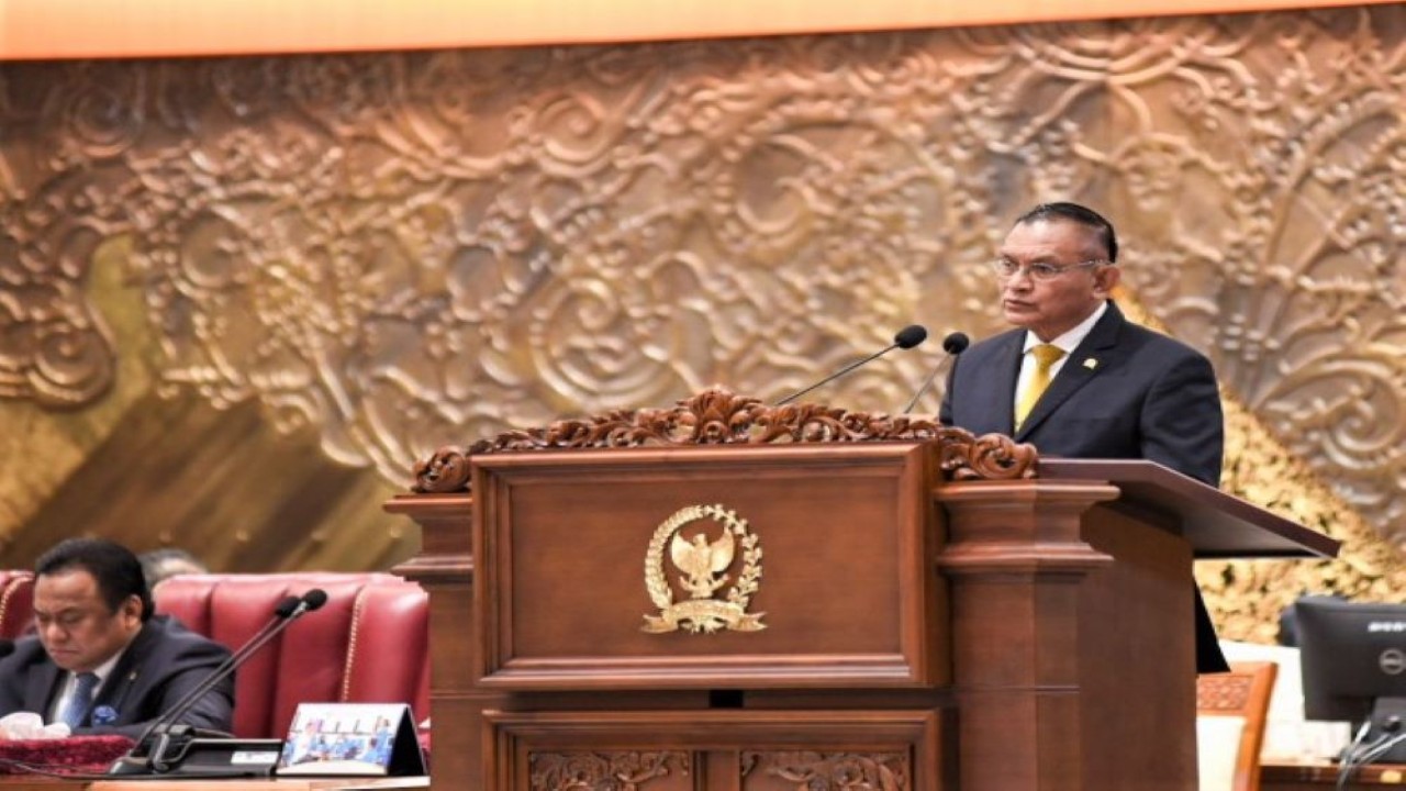 Wakil Ketua DPR RI Lodewijk Freidrich Paulus ketika menyampaikan pidato Ketua DPR RI, Dr. (H.C.) Puan Maharani, dalam Rapat Paripurna Pembukaan Masa Persidangan IV Tahun Sidang 2022-2023 di Nusantara II, DPR RI, Senayan, Jakarta, Selasa (14/3/2023). (Opie/Man)