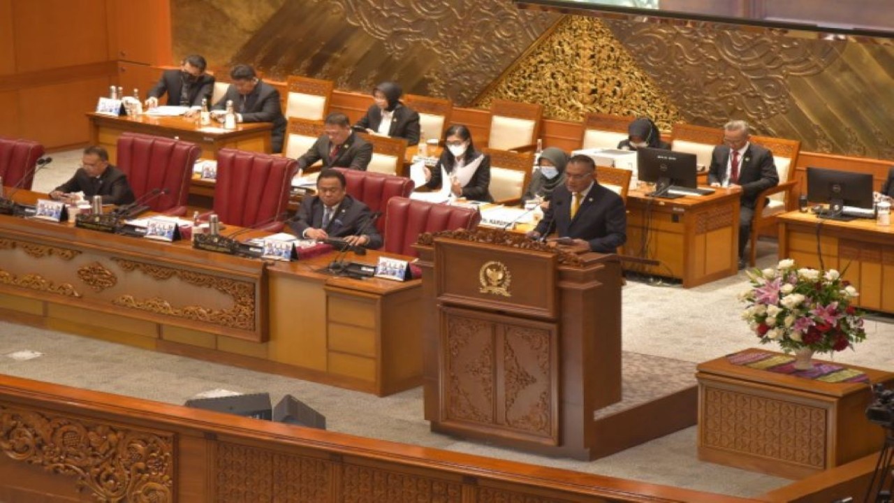 Wakil Ketua DPR RI Lodewijk Freidrich Paulus ketika menyampaikan pidato Ketua DPR RI, Dr. (H.C.) Puan Maharani, dalam Rapat Paripurna Pembukaan Masa Persidangan IV Tahun Sidang 2022-2023 di Nusantara II, DPR RI, Senayan, Jakarta, Selasa (14/3/2023). (Mu/Man)