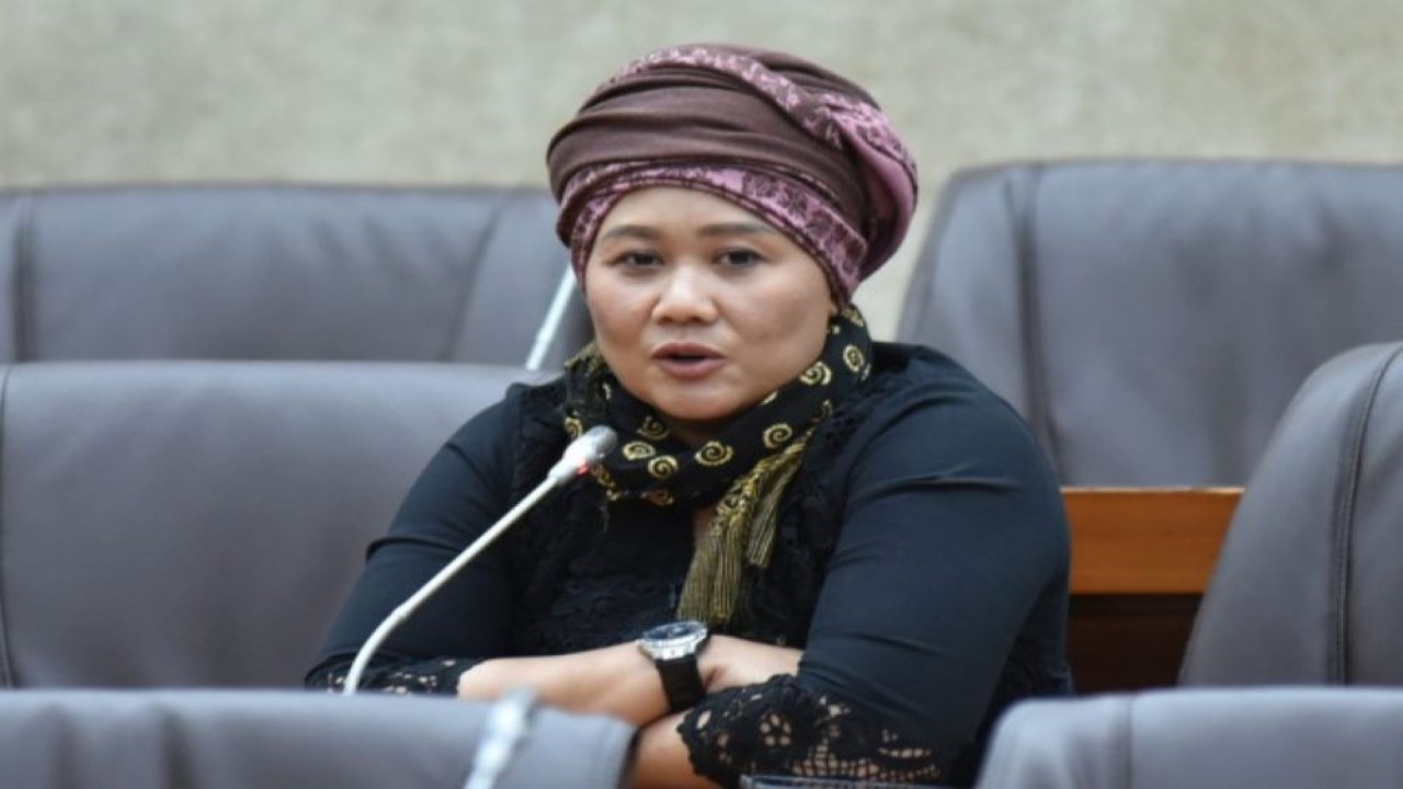 Anggota Panja Komoditas Komisi VI DPR RI Luluk Nur Hamidah saat mengikuti Rapat Dengar Pendapat Umum (RDPU) Panja Komoditas Komisi VI Senayan, Jakarta, Kamis (30/3/2023). (Oji/nr)