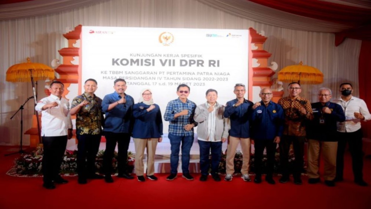 Wakil Ketua Komisi VII Maman Abdurrahman bersama rombongan tim saat foto bersama dalam agenda Kunjungan Kerja Spesifik (Kunspik) Komisi VII DPR RI ke Provinsi Bali. (Runi/nr)