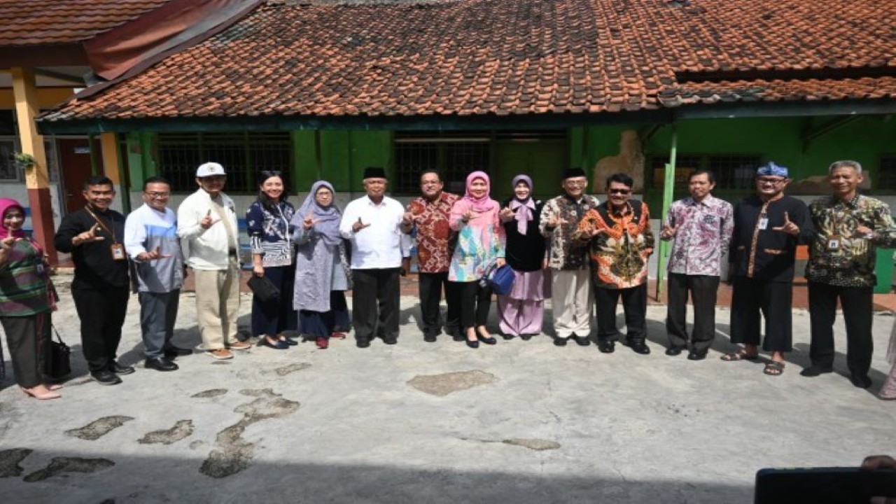 Anggota Komisi X DPR RI Martina saat sesi foto bersama usai mengikuti kegiatan Kunjungan Kerja Spesifik (Kunspik) Komisi X DPR ke SDN Pengadilan 3, Kota Bogor, Jawa Barat, Kamis (30/3/2023). (Prima/nr)