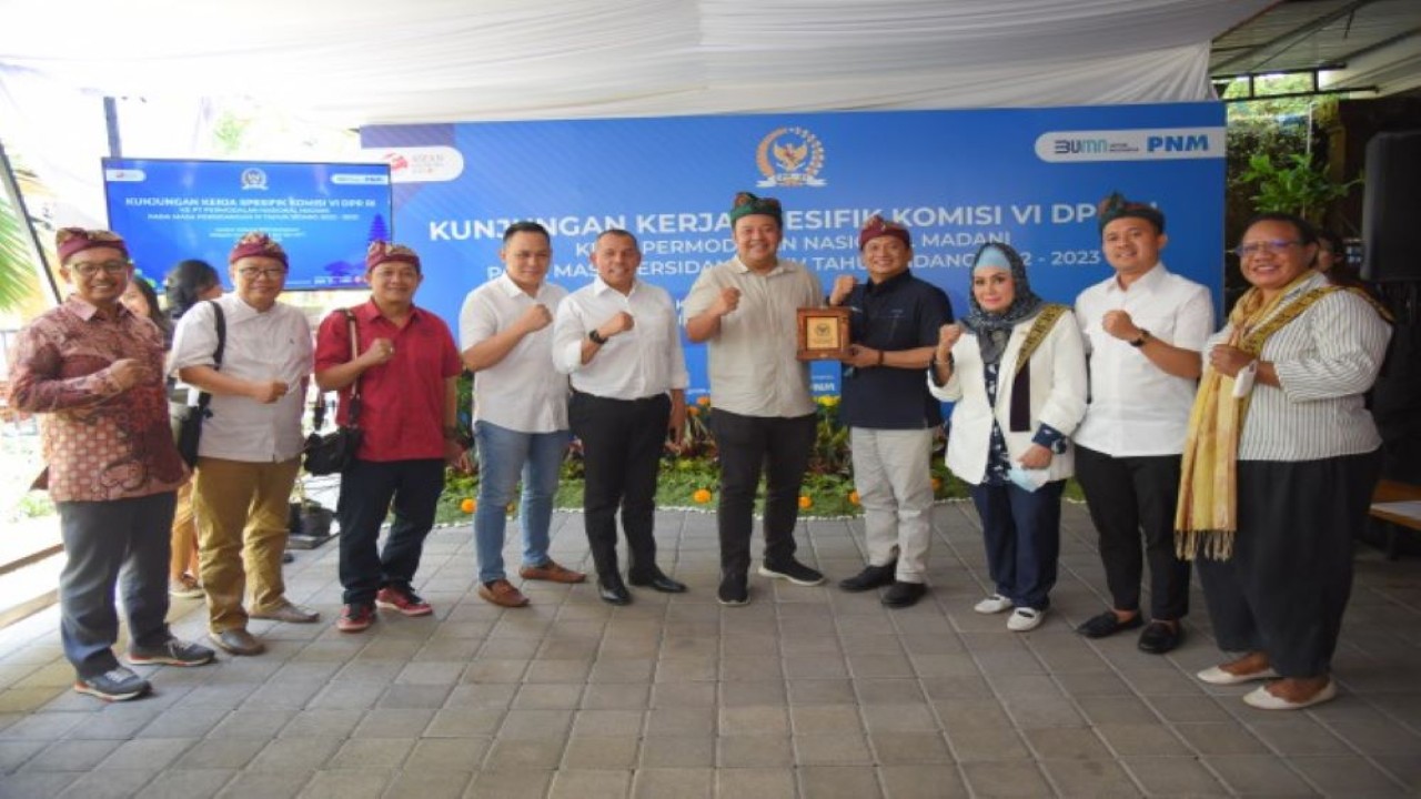 Wakil Ketua Komisi VI DPR RI Mohamad Hekal beserta rombongan tim saat sesi foto bersama usai Kunspek ke PT. Pemodalan Nasional Madani (PNM) di Denpasar, Provinsi Bali, Sabtu (25/3/2023). (Anju/nr)