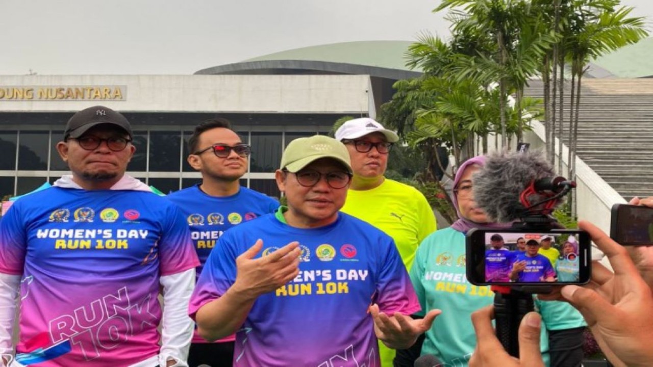 Wakil Ketua DPR RI Muhaimin Iskandar saat diwawancarai usai  melepas peserta lomba lari Women's Day Run 10 K di halaman Gedung DPR RI, Senayan, Jakarta, Minggu (12/3/2023). (Geraldi/nr)