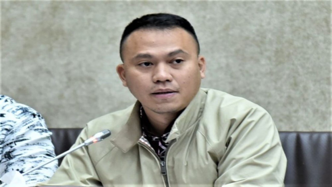 Anggota Komisi VI DPR RI Muhammad Husein Fadlulloh dalam Rapat Dengar Pendapat (RDP) Komisi VI dengan PT KAI, PT KCI, dan INKA, di Gedung Nusantara I, DPR RI, Senayan, Jakarta, Senin (27/3/2023). (Oji/Man)