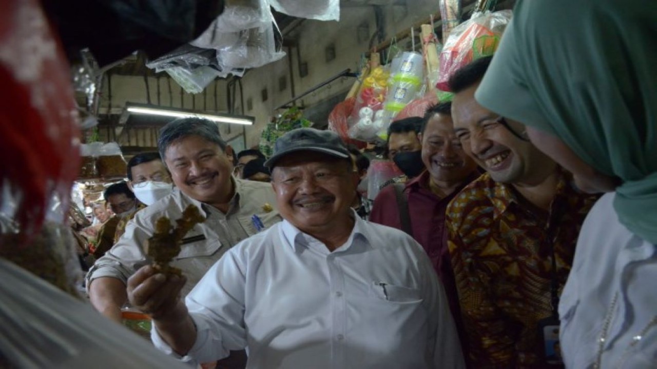 Anggota Komisi IV DPR RI Muhtarom bersama rombongan Tim Kunspik Komisi IV DPR RI saat memantau ketersediaan dan harga pangan di Pasar Wonokromo, Surabaya, Jawa Timur. (Balggys/nr)
