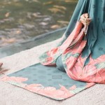 Mukena "Sembayang" dengan motif bunga kembang sepatu dari Saskara. (ANTARA/HO-Saskara)-1679367154