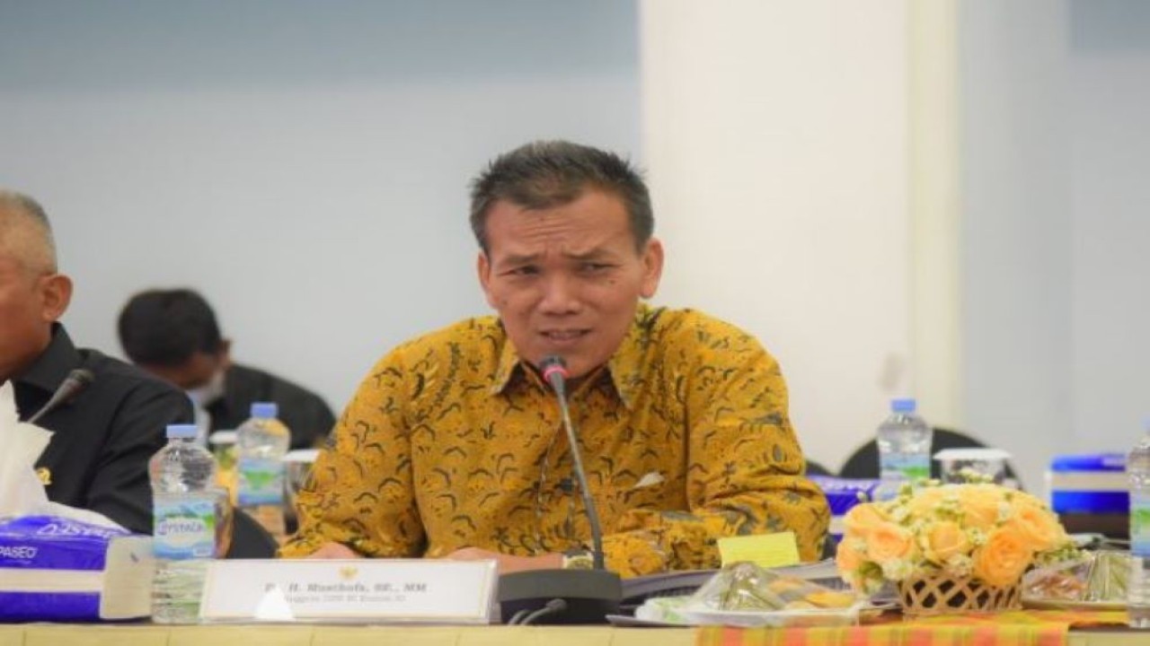 Anggota Komisi XI DPR RI Musthofa saat mengikuti pertemuan dengan perwakilan Kementerian Keuangan, Bank Indonesia, Otoritas Jasa Keuangan, dan Himbara di Makassar, Sulawesi Selatan pada Sabtu (4/3/2023). (Safitri/nr)