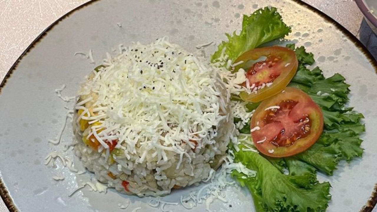 Contoh hidangan Nasi Ayam Keju yang dibuat oleh Passionate Home Cook Putri Habibi dalam acara Keju KRAFT Ramadhan Campaign 2023 di Jakarta Selatan, Senin (20/3/2023) (ANTARA/Lifia Mawaddah Putri)