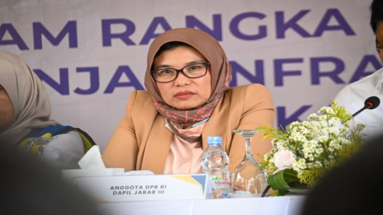 Anggota Komisi V DPR RI Neng Eem Marhamah Zulfah saat di balai warga usai pertemuan Kunjungan Kerja Spesifik (Kunspik) Tim Komisi V DPR RI ke Cianjur, Senin (20/3/2023). (Rdn/Man)