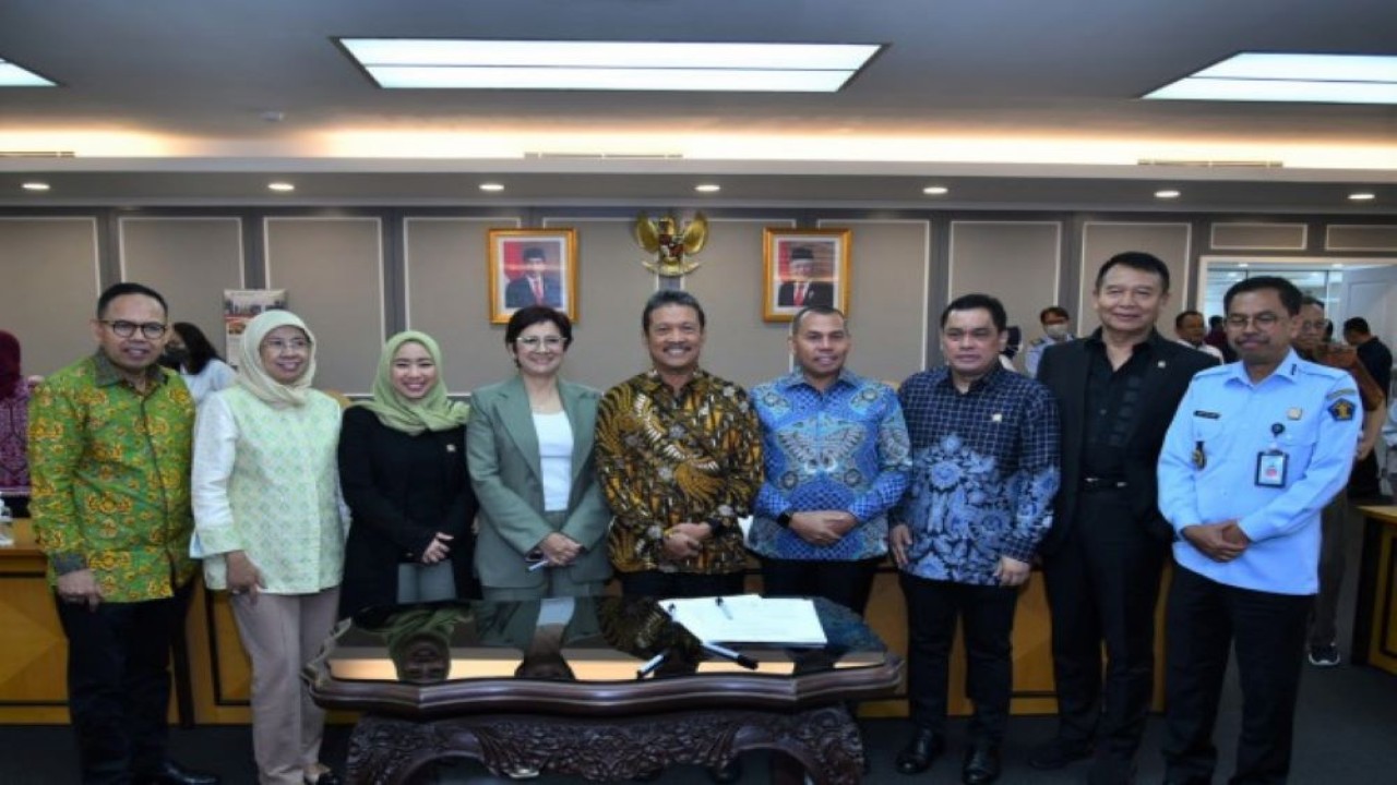 Ketua Panitia Khusus RUU Landas Kontinen Nurul Arifin foto bersama usai memimpin Rapat Kerja Pansus RUU Landas Kontinen di Gedung Nusantara II, Senayan, Jakarta, Senin (27/3/2023). (Eno/Man)