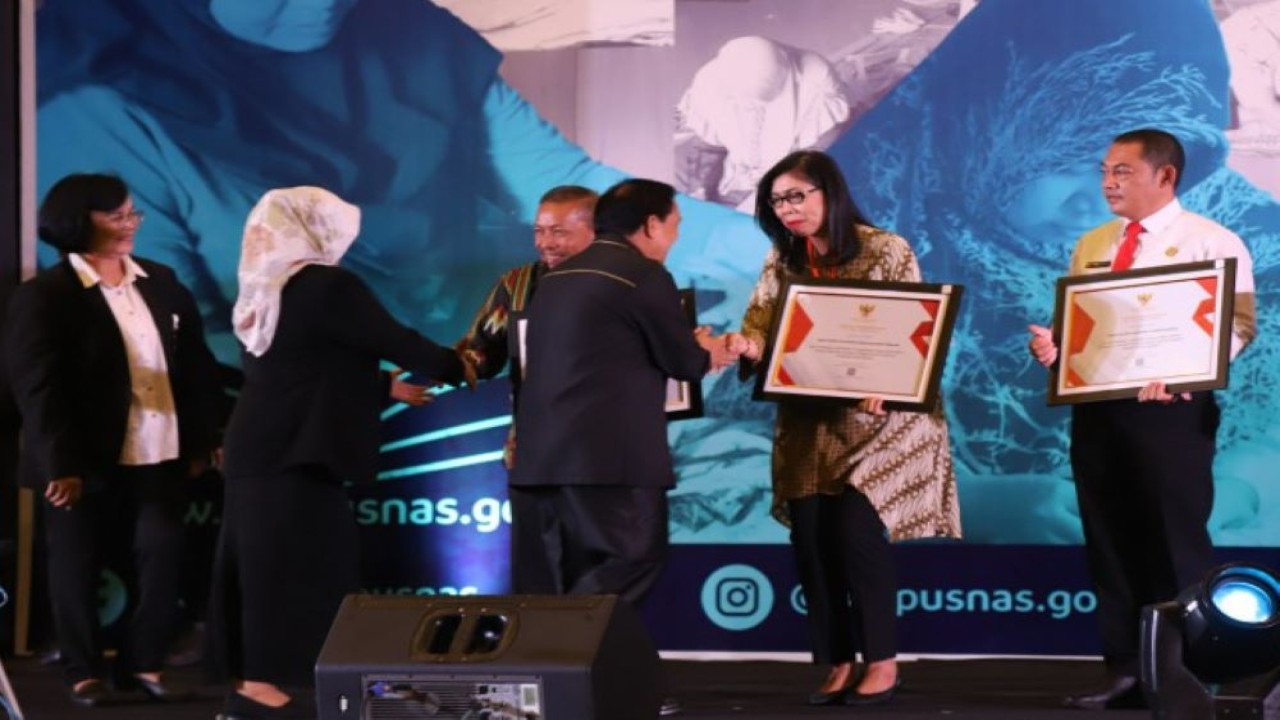 Plt Deputi Persidangan Setjen DPR RI Suprihartini mewakili DPR RI saat menerima penghargaan dari Perpustakaan Nasional atas prestasinya menjadikan Perpustakaan DPR RI sebagai Rujukan Nasional Akreditasi Perpustakaan di Jakarta, Senin (6/3/2023). (Jaka/nr)