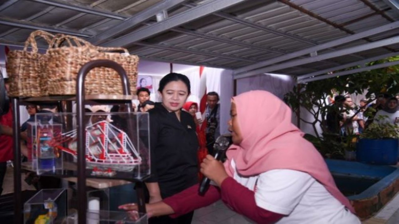 Ketua DPR RI Dr. (H.C.) Puan Maharani saat mendatangi komunitas Bank Sampah yang dikelola masyarakat di Kecamatan Ilir Timur, Palembang, Jumat (3/3/2023). (Geraldi/nr)