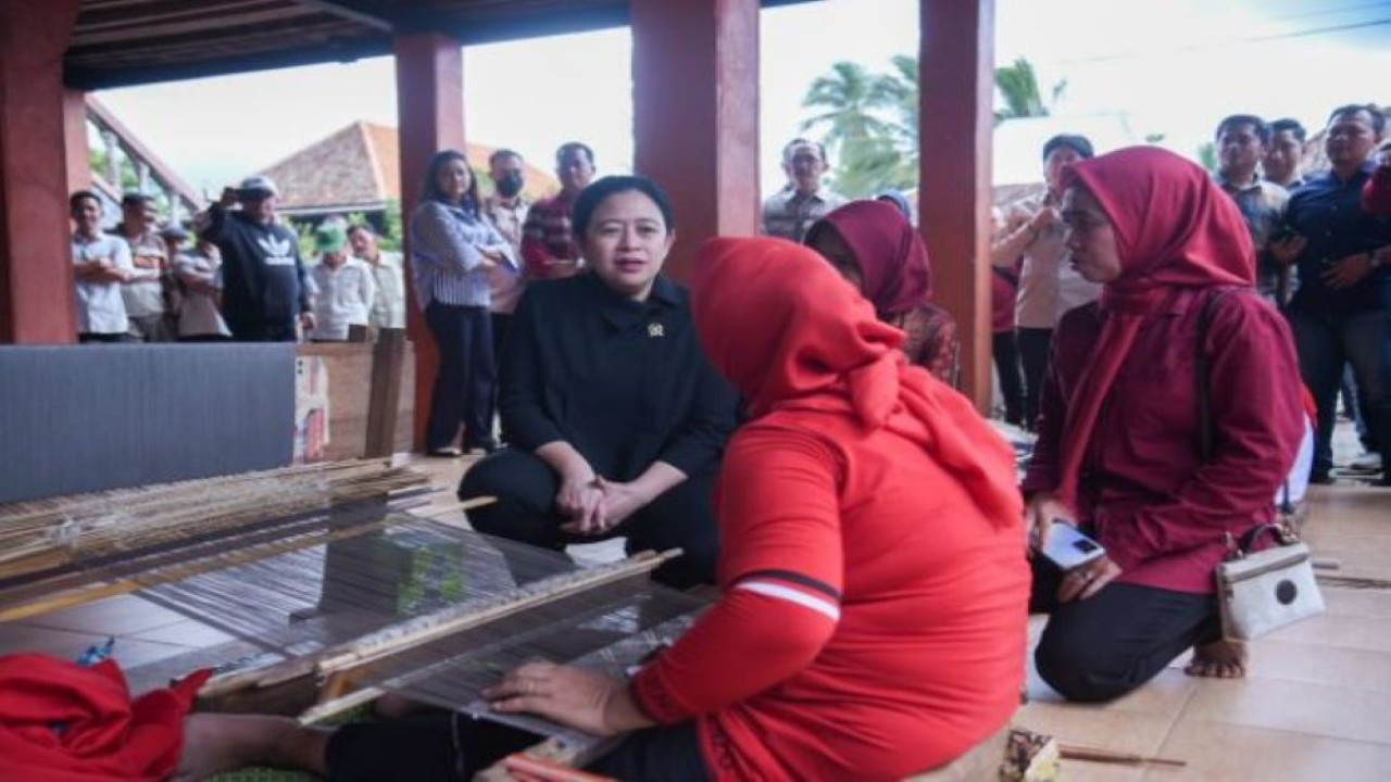 Ketua DPR R RI Dr. (H.C) Puan Maharani saat berdialog dengan beberapa Kelompok Tani, Kelompok Wanita Tani, Penyuluh Pertanian dan Penyuluh Perikanan di Gedung Serbaguna PT Pusri Palembang. (Geraldi/nr)
