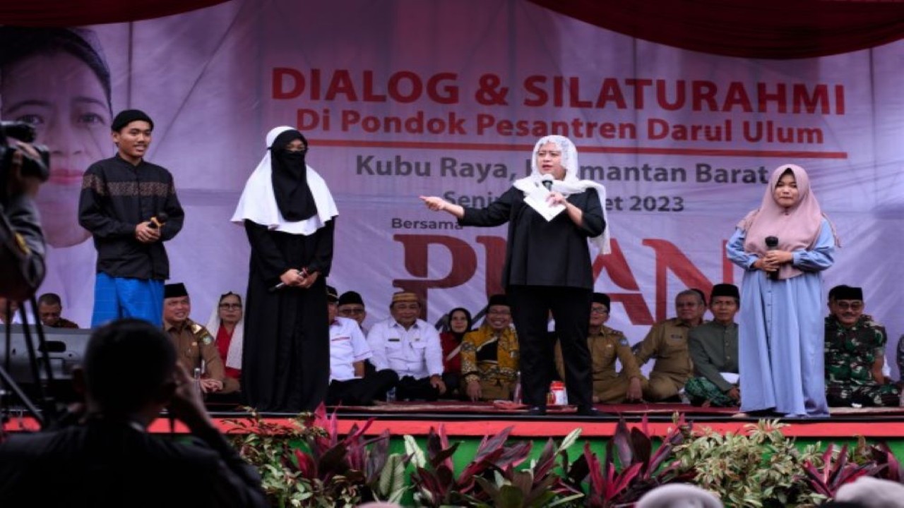 Ketua DPR RI Dr. (H.C) Puan Maharani melakukan kunjungan kerja ke Pondok Pesantren (Ponpes) Darul Ulum di Kabupaten Kubu Raya, Kalimantan Barat, Senin (20/3/2023). (Eno/Man)