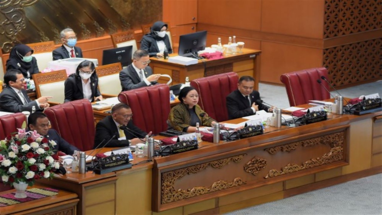 Ketua DPR RI Dr. (H.C) Puan Maharani dalam Rapat Paripurna Masa Persidangan IV Tahun Sidang 2022-2023, di Gedung Nusantara II, Senayan, Jakarta, Selasa (21/3/2023). (Runi/Man)