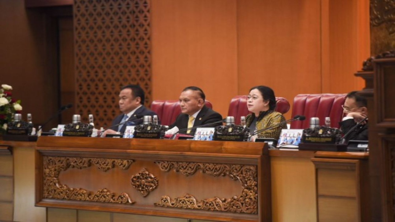 Ketua DPR RI Dr. (H.C) Puan Maharani dalam Rapat Paripurna ke-19 Masa Persidangan IV Tahun Sidang 2022-2023 dalam salah satu agenda yaitu Persetujuan terhadap Permohonan Pertimbangan Pemberian Kewarganegaraan Republik Indonesia di Gedung Nusantara II, Senayan, Jakarta, Selasa (21/3/2023). (Ger/Man)