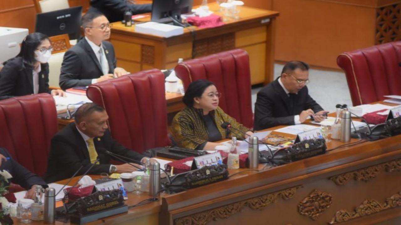 Ketua DPR RI Puan Maharani saat memimpin Rapat Paripurna di Senayan, Jakarta, Selasa (21/3/2023). (Runi/Man)