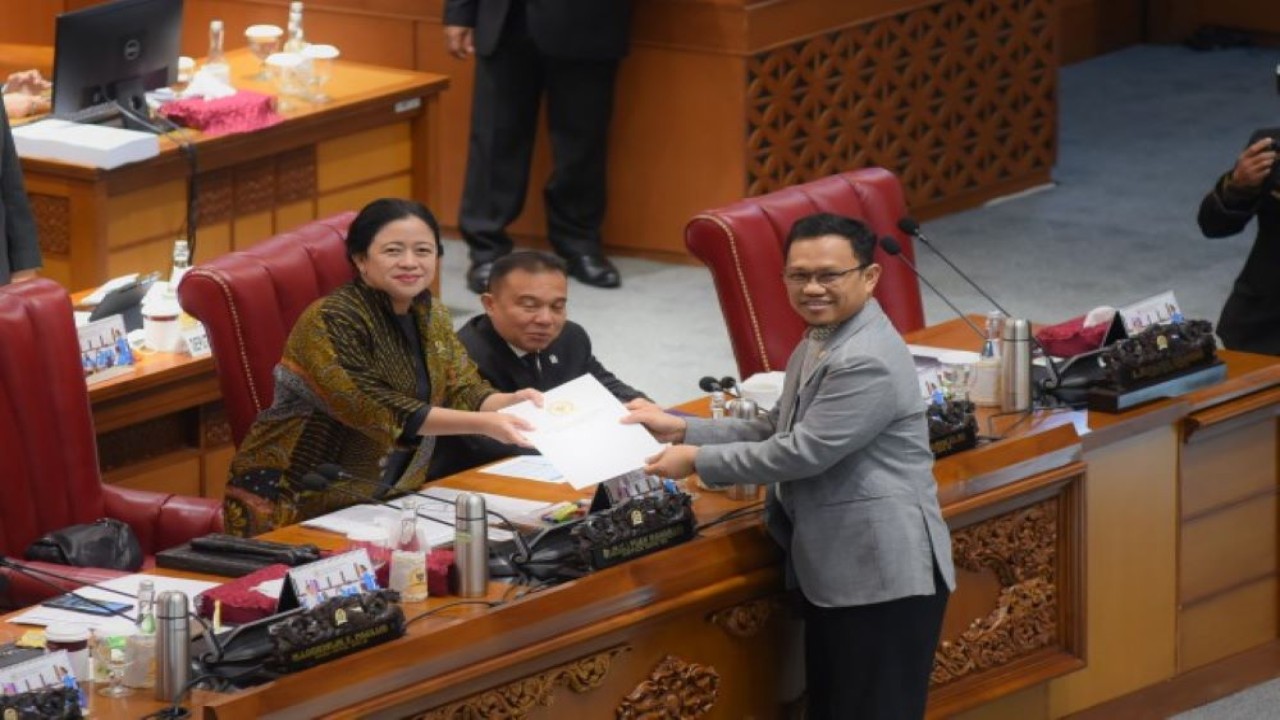 Ketua DPR RI Dr. (H.C.) Puan Maharani saat menerima laporan Komisi XI DPR atas hasil uji kelayakan dan kepatutan calon Gubernur Bank Indonesia (BI) di Rapat Paripurna DPR RI, Selasa (21/3/2023). (Runi/nr)