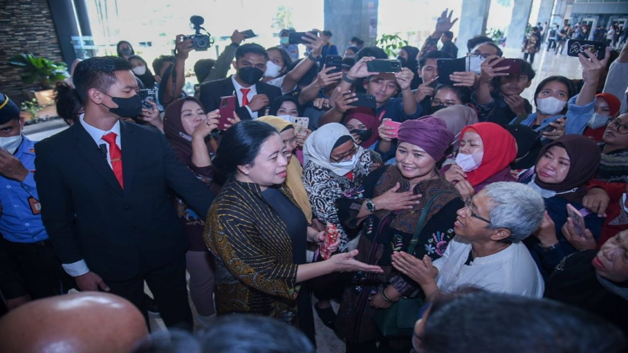 Ketua DPR RI Dr. (H.H.) Puan Maharani mendapat berbagai apresiasi, termasuk dari kelompok perwakilan PRT usai DPR RI pada Selasa (21/3/2023) mengesahkan Rancangan Undang-undang Perlindungan Pekerja Rumah Tangga (RUU PPRT) sebagai RUU Inisiatif DPR.