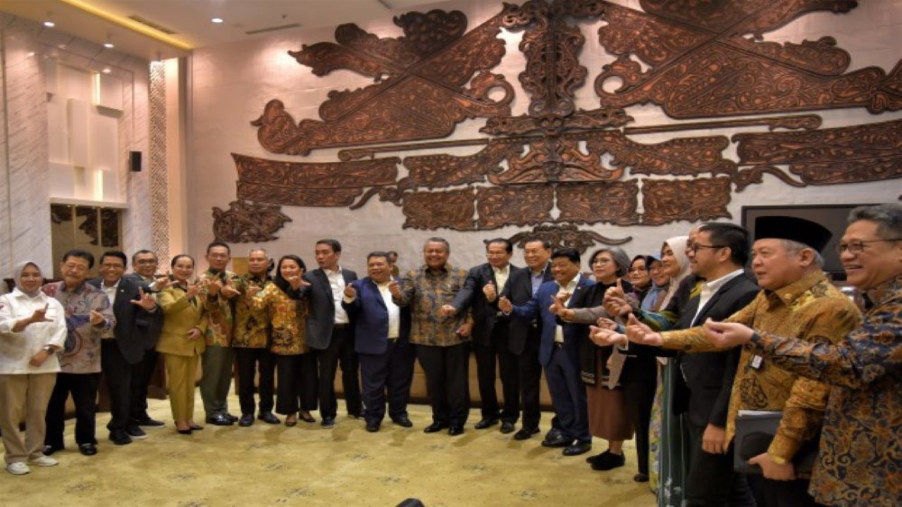 Anggota Komisi XI DPR RI Puteri Komarudin foto bersama usai Komisi XI DPR RI melakukan uji kepatutan dan kelayakan (fit and proper test) terhadap Calon Gubernur Bank Indonesia (BI) Periode 2023-2028, pada Senin (20/3/2023). (Mu/Man)