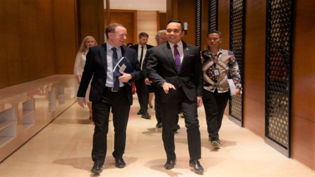 Wakil Ketua Badan Kerja Sama Antar Parlemen (BKSAP) Putu Supadma Rudana menerima friendly talk dengan Ketua Komisi Kebijakan Luar Negeri Parlemen Denmark Michael Aastrup Jansen di Gedung Nusantara III, Senayan, Jakarta, Selasa (7/3/2023). (Runi/Man)