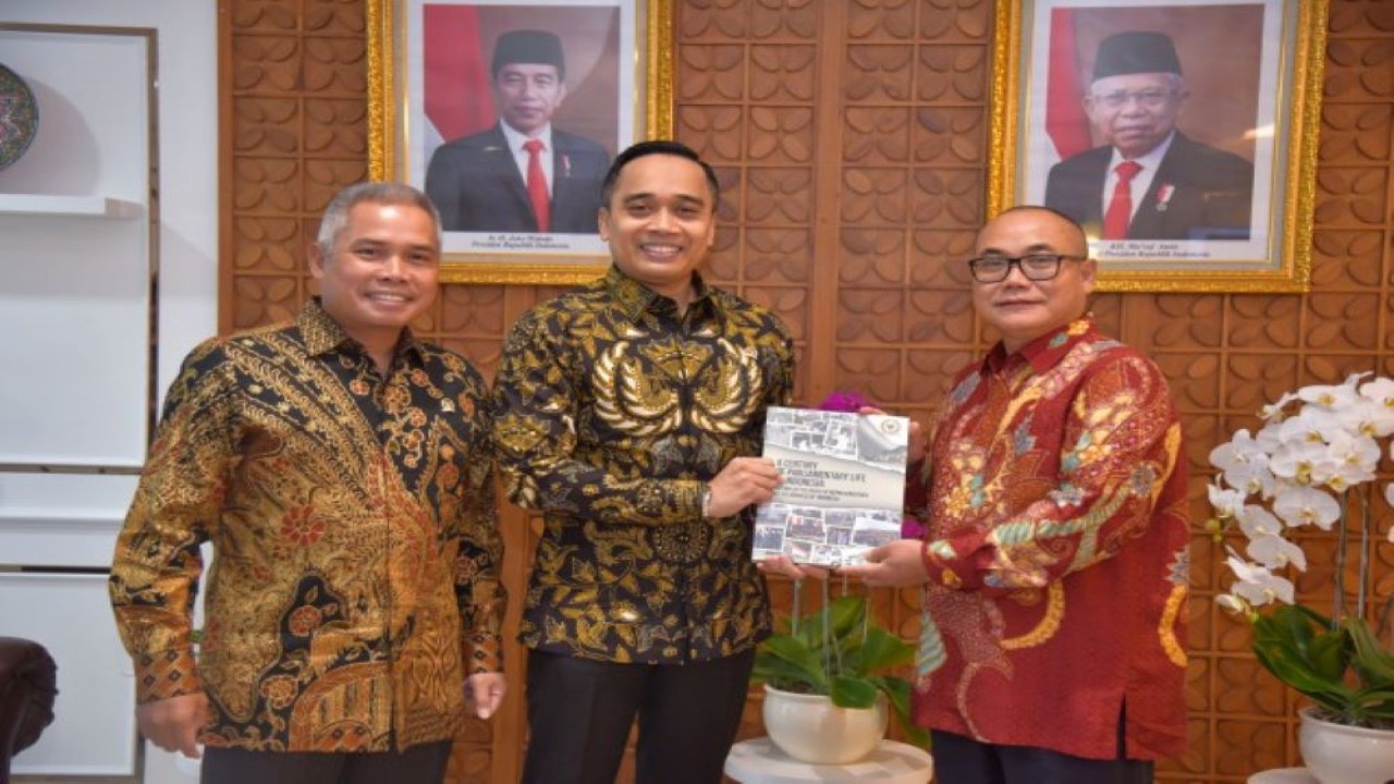 Wakil Ketua BKSAP DPR RI Putu Supadma Rudana bertukar cinderamata usai menerima Kunjungan Kehormatan (courtesy call) Duta Besar Republik Indonesia Luar Biasa dan Berkuasa Penuh untuk Mozambik dan Malawi, Herry Sudrajat, di Ruang Pimpinan BKSAP DPR RI, Senayan, Jakarta, Jumat (17/3/2023). (Mu/Man)