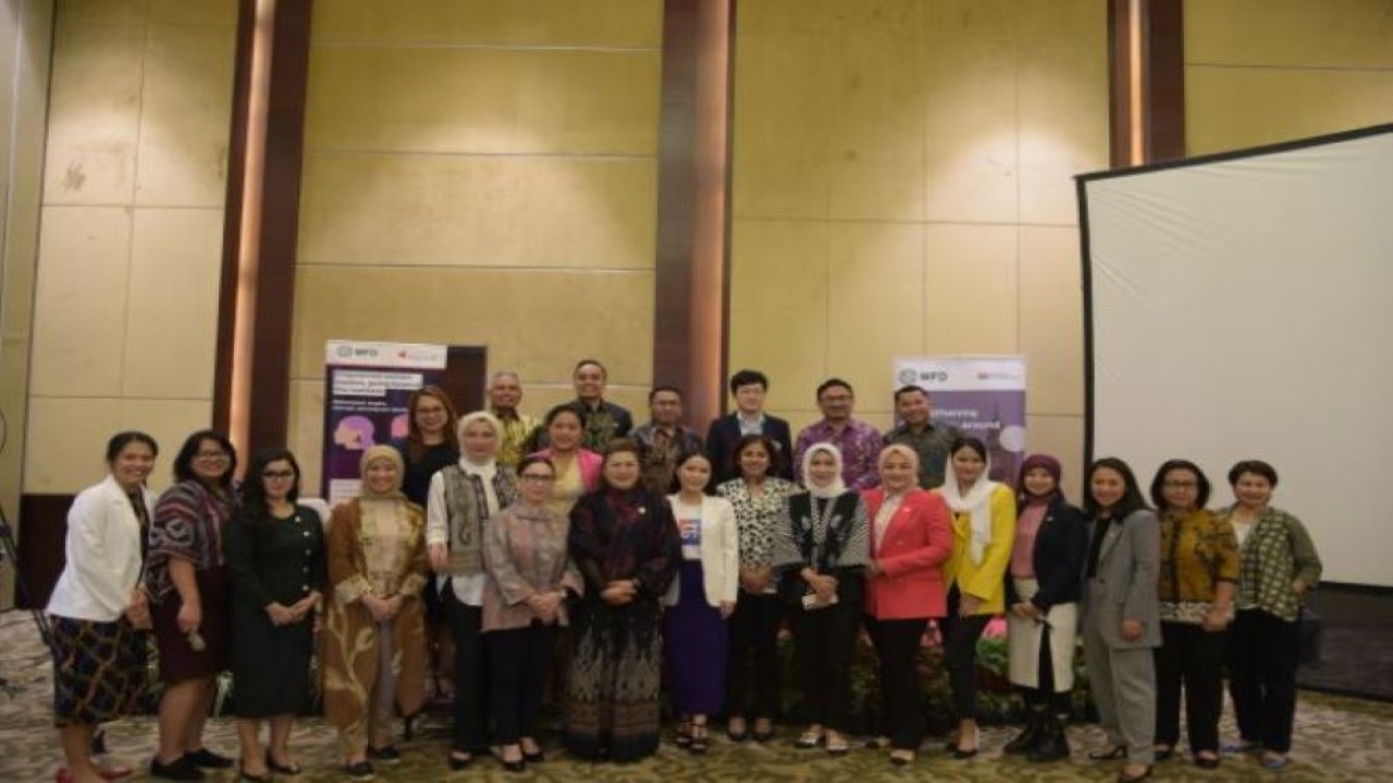 Wakil Ketua BKSAP DPR RI Putu Supadma Rudana saat sesi foto bersama usai memimpin FGD Women to Lead: Embracing Equity in Politics di Tangerang Selatan, Banten, Selasa (21/3/2023). (Aaron/nr)