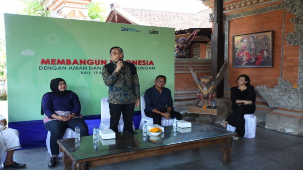 Anggota Komisi VI DPR RI Putu Supadma Rudana saat mengisi Sosialisasi BUMN yang berjudul 'Membangun Indonesia Dengan Aman dan Ramah Lingkungan' di Museum Rudana, Gianyar, Bali. (Ist/nr)