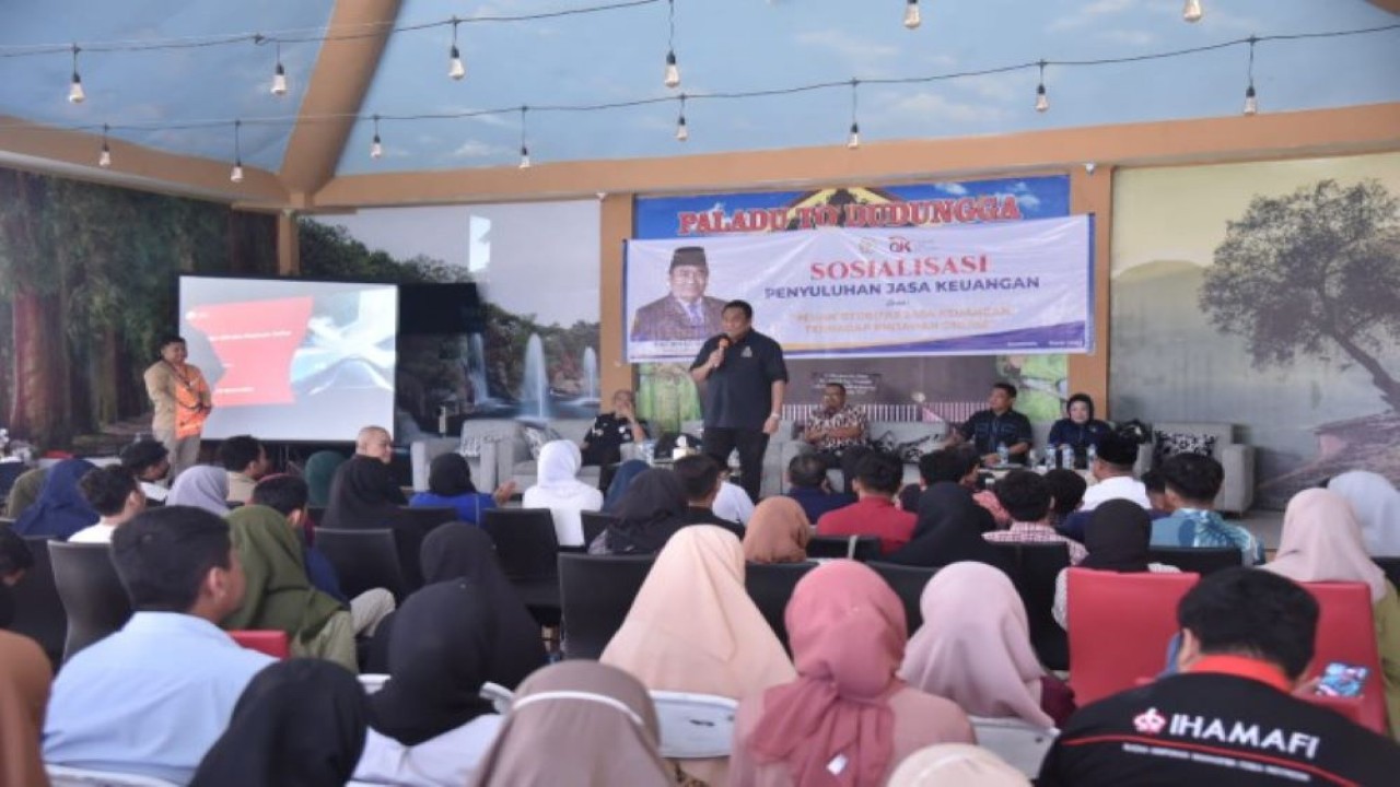 Wakil Ketua DPR RI Bidang Korinbang Rachmat Gobel saat menjadi pembicara dalam sosialisasi tentang bahaya pinjol ilegal yang diselenggarakan Koperasi Jaya Usaha Bersama dan Otoritas Jasa Keuangan di Gorontalo, Sabtu (18/3/2023). (Azka/nr)