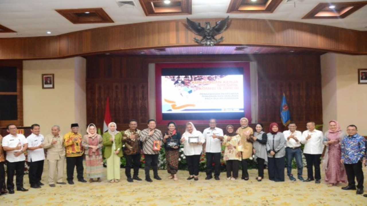 Anggota Komisi IX DPR RI Rahmad Handoyo dalam foto bersama usai pertemuan Kunjungan Kerja Spesifik Komisi IX DPR RI ke Semarang, Jawa Tengah. (Nadhen/nr)