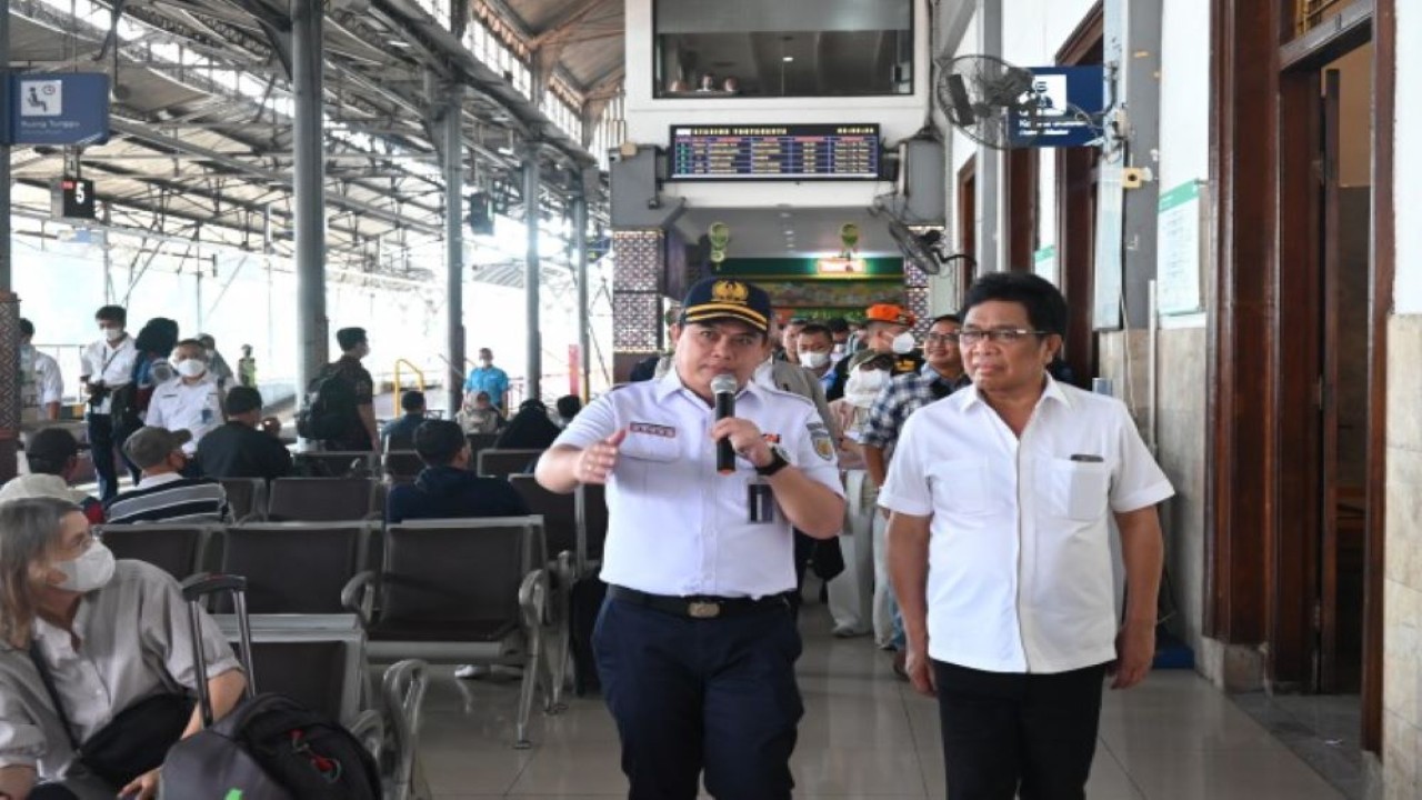 Wakil Ketua Komisi V DPR RI Ridwan Bae beserta rombongan saat meninjau kesiapan infrastruktur dan sarana transportasi dalam rangka menyambut arus mudik Lebaran di Stasiun Tugu Yogyakarta. (Husen/nr)