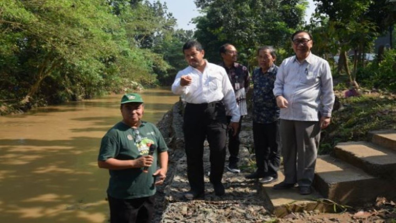 Wakil Ketua Komisi V DPR RI Roberth Rouw saat meninjau Dermaga 6  Desa Wisata Bojongkulur dan Pasar Bojongkulur, Gunung Putri, Bogor, Kamis (16/3/2023). (Nadia/Man)