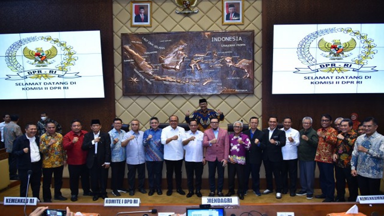 Ketua Komisi II DPR RI Ahmad Doli Kurnia Tandjung foto bersama usai Pengambilan keputusan RUU tentang Delapan Provinsi ke rapat paripurna untuk disahkan menjadi Undang-Undang (UU) saat Rapat Kerja tingkat satu dengan Mendagri, Menkeu. Bappenas, Menkumham, dan Komite I DPD RI di Gedung Nusantara, Jakarta, Rabu (29/3/2023). Foto : Eno/Man