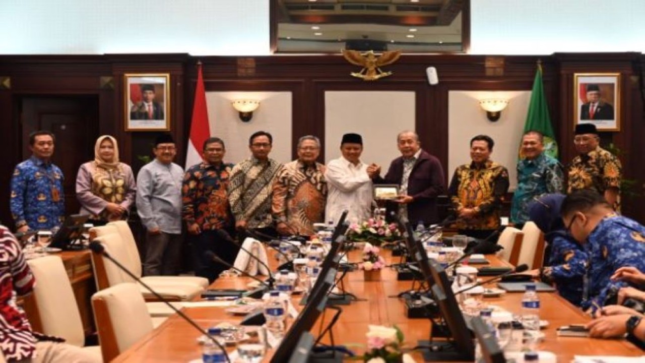 Ketua Tim Panja Komisi II DPR RI Saan Mustopa saat bertukar cenderamata usai memimpin Kunjungan Kerja Panja Rancangan Undang-Undang tentang (Foto: Galuh/nr)