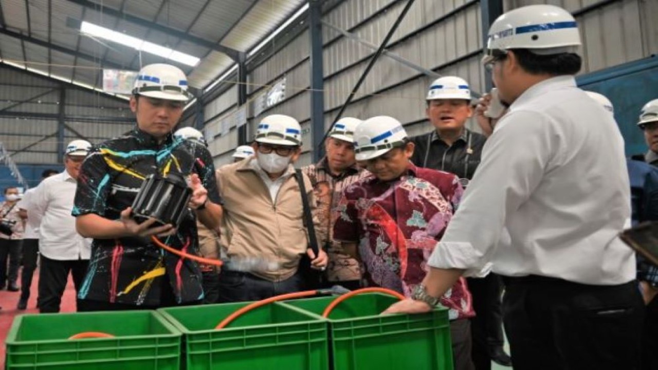 Wakil Ketua Komisi VI DPR RI Sarmuji (batik merah) saat memimpin Kunjungan Kerja Spesifik (Kunspik) Panja Transisi Energi ke Listrik Komisi VI DPR RI di Cileungsi, Bogor, Jawa Barat, Kamis (16/3/2023). (Eko/Man)