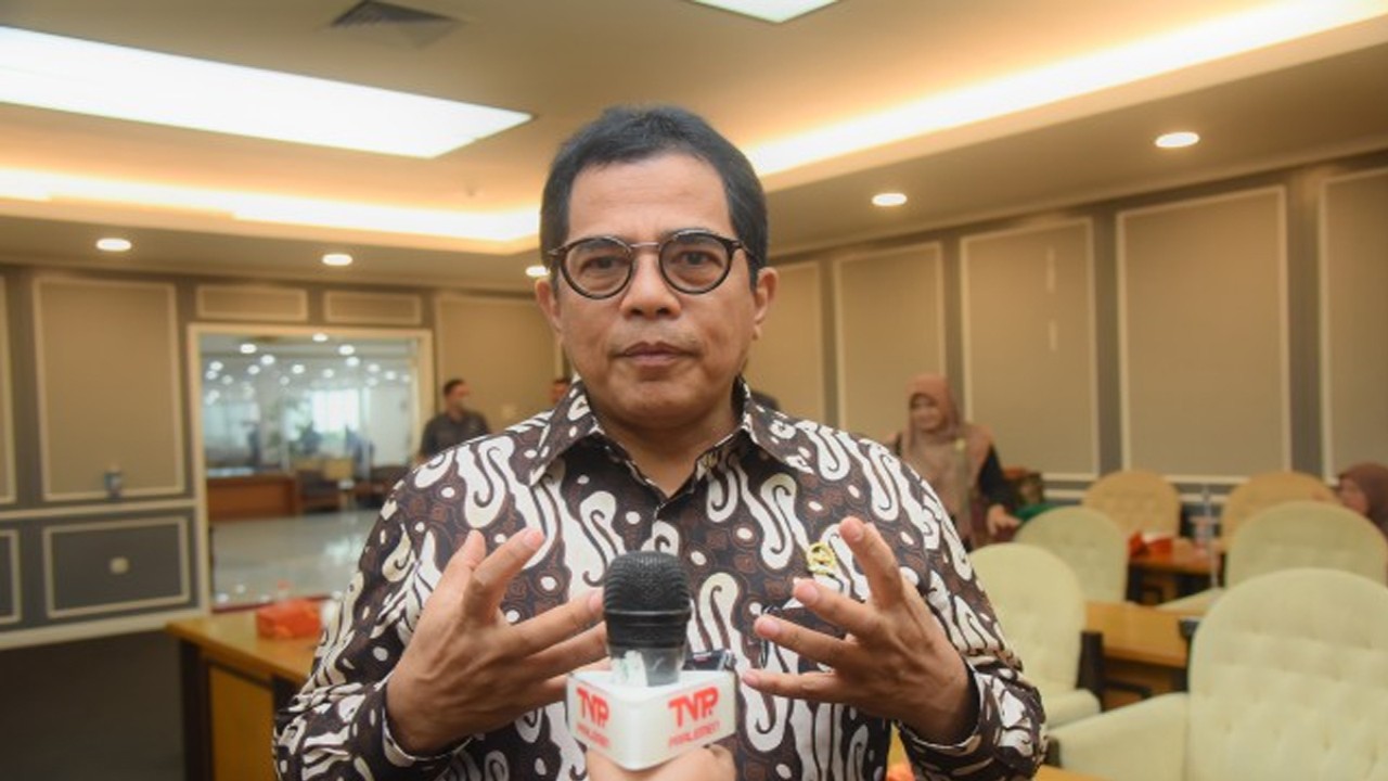 Sekretaris Jenderal (Sekjen) DPR RI Indra Iskandar saat memberikan keterangan usai acara pelepasan pensiunan ASN Setjen DPR RI di Gedung DPR RI, Senayan, Jakarta, Selasa (28/2/2023). Foto: Runi/rni